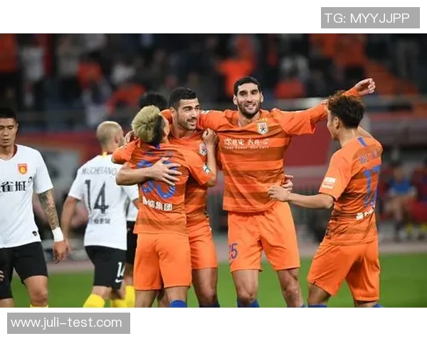 中超激战鲁能迎战天海全力争胜展现球队风采 中超激战鲁能迎战天海全力争胜展现球队风采