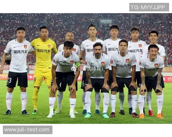 广州富力迎战河北华夏幸福争夺中超联赛关键三分之战