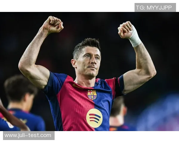 莱万欧冠表现惊艳10场打入12球射手榜领先稳获金靴